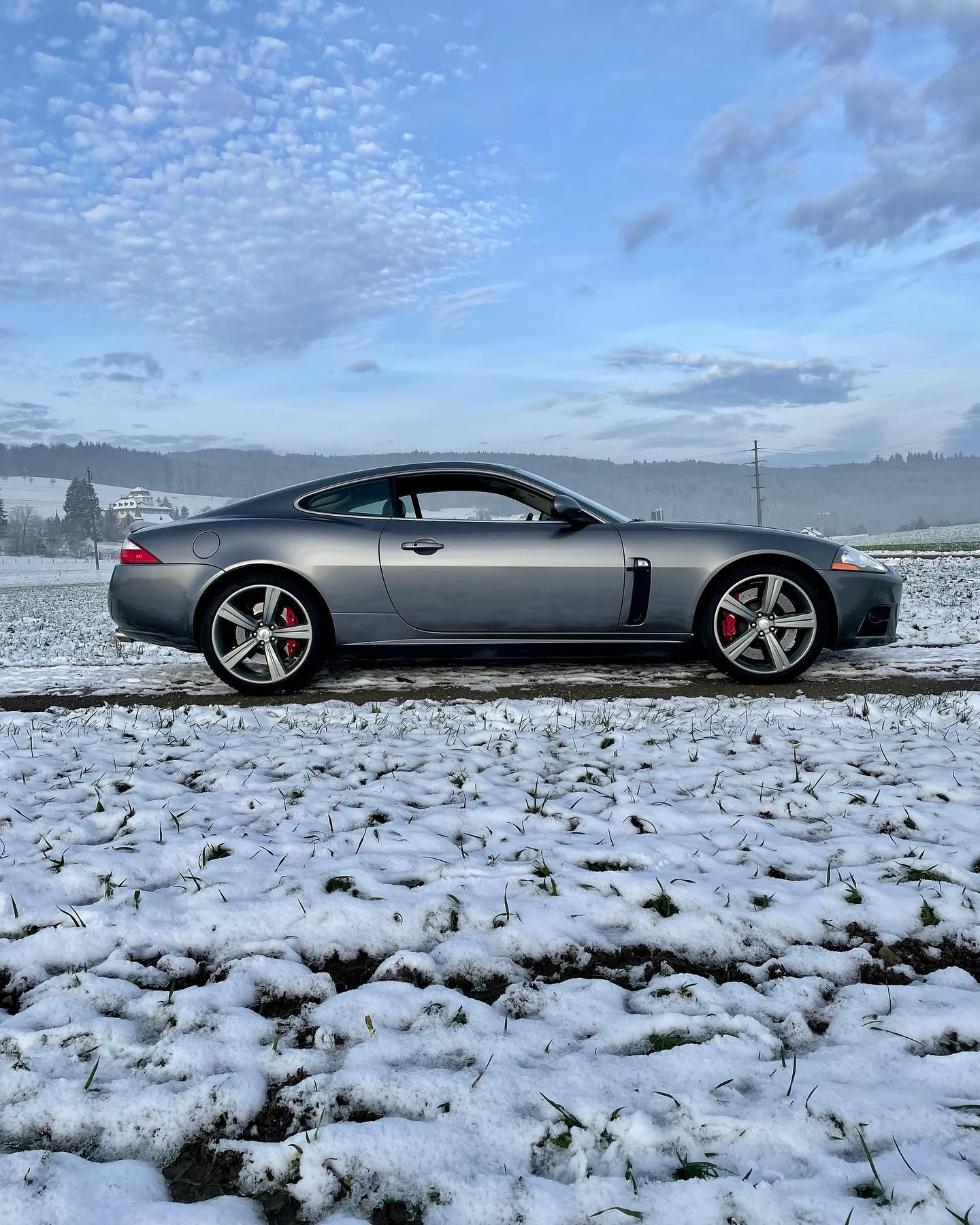 Graues Coupé mit Lackschutzversiegelung im Schnee, Lack bleibt glänzend und geschützt