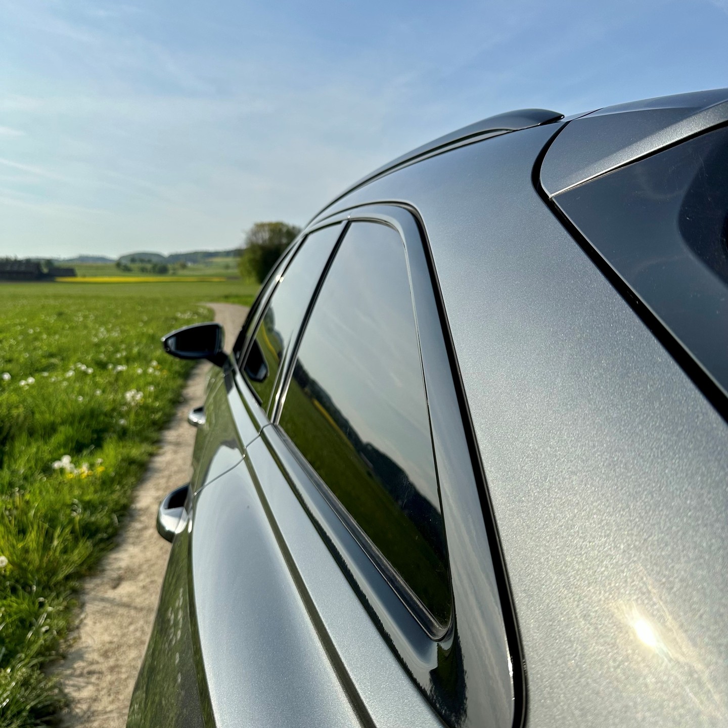Auto mit getönten Scheiben Auto von der Seite mit getönten Scheiben