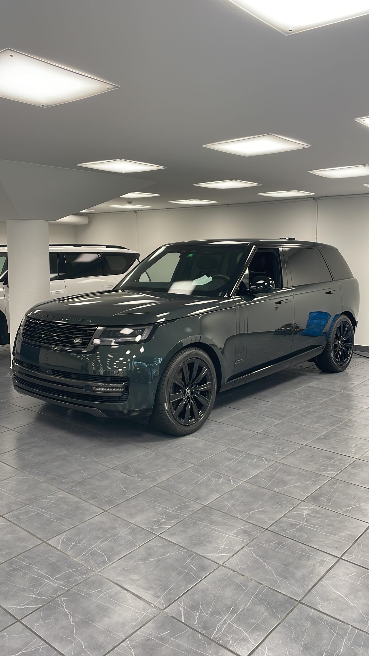 Range Rover mit Lackschutzfolie als Referenzprojekt in einem Autohaus