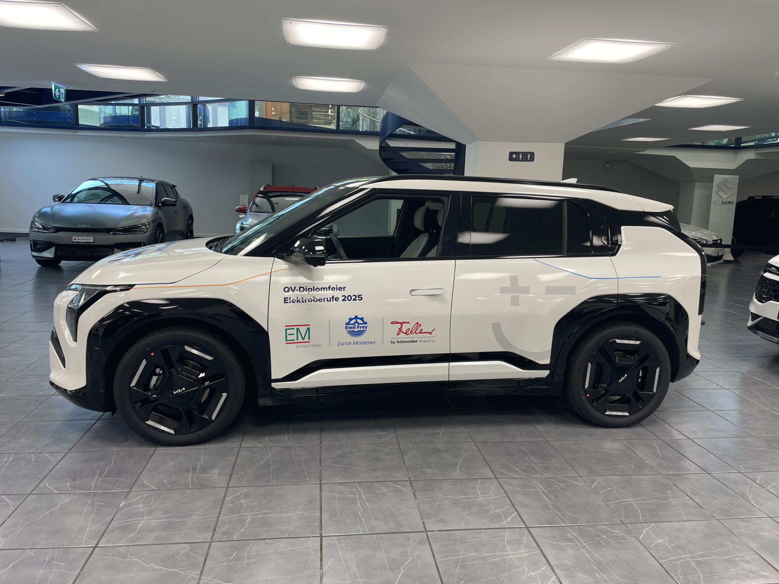 Beschriftetes Kundenfahrzeug im Autohaus als Projekt von Frey Folientechnik