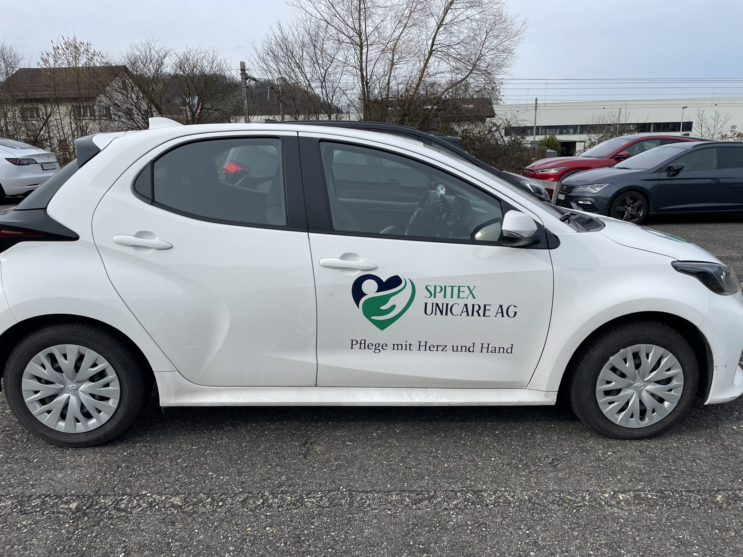 Auto mit Firmenbeschriftung