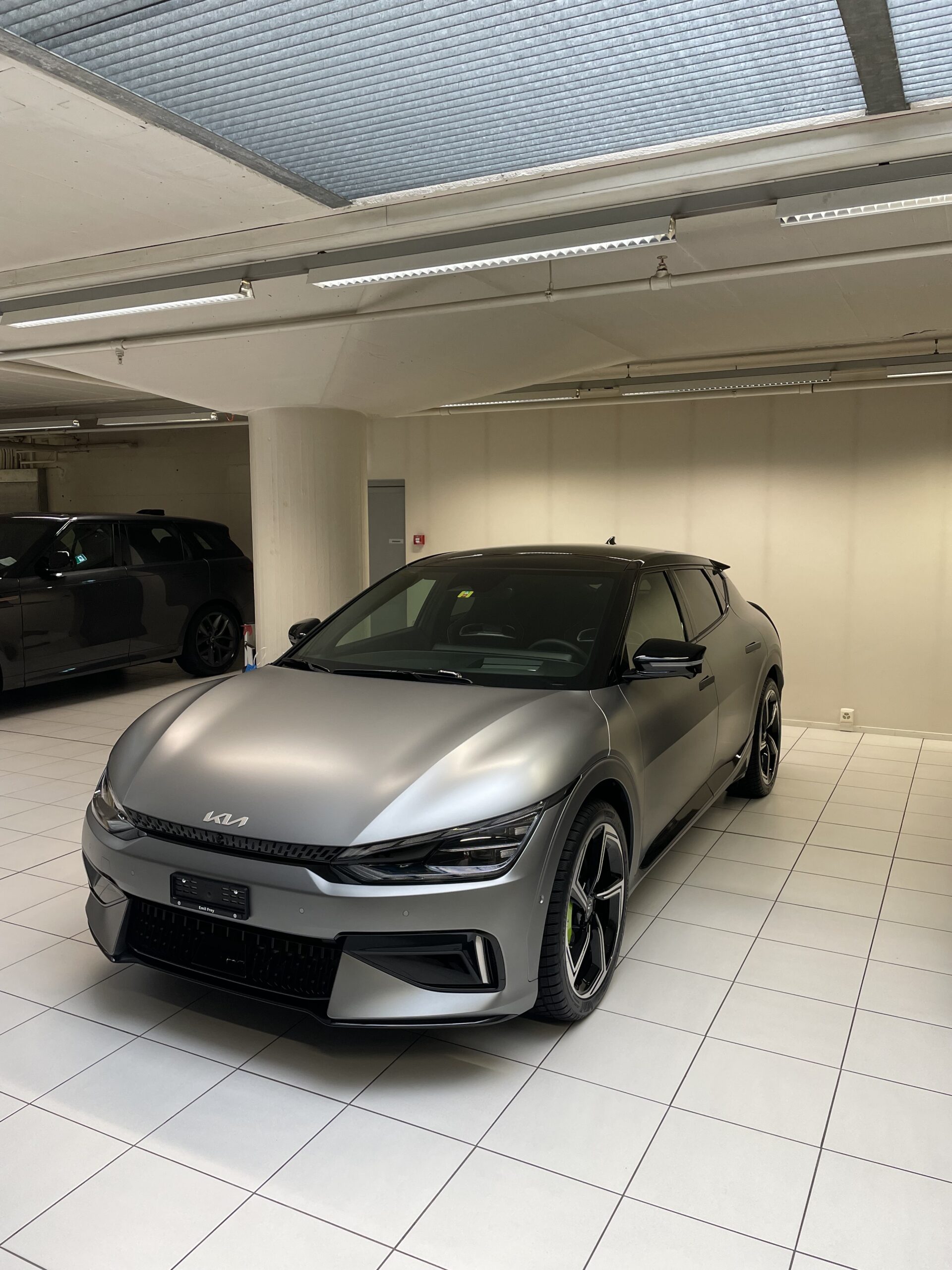 Grau foliertes Auto als Kundenprojekt in einem Autohaus