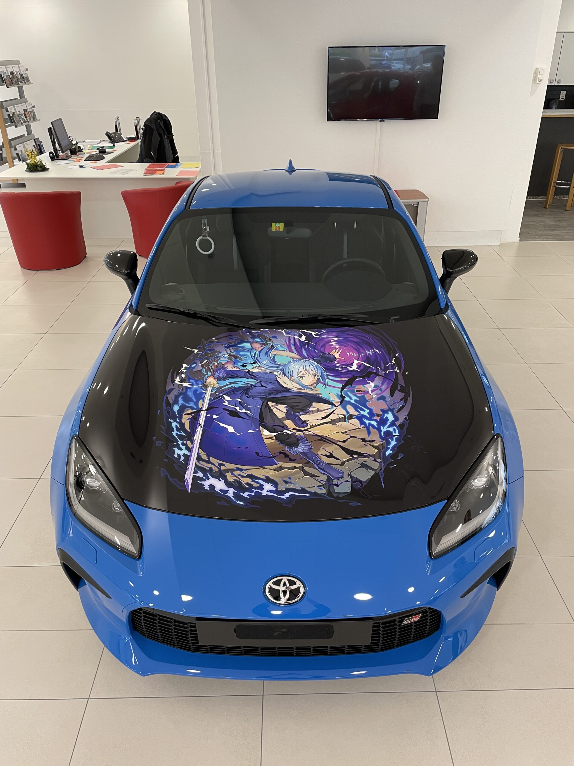 Front eines blauen Toyota mit Manga-Beschriftung als Kundenprojekt
