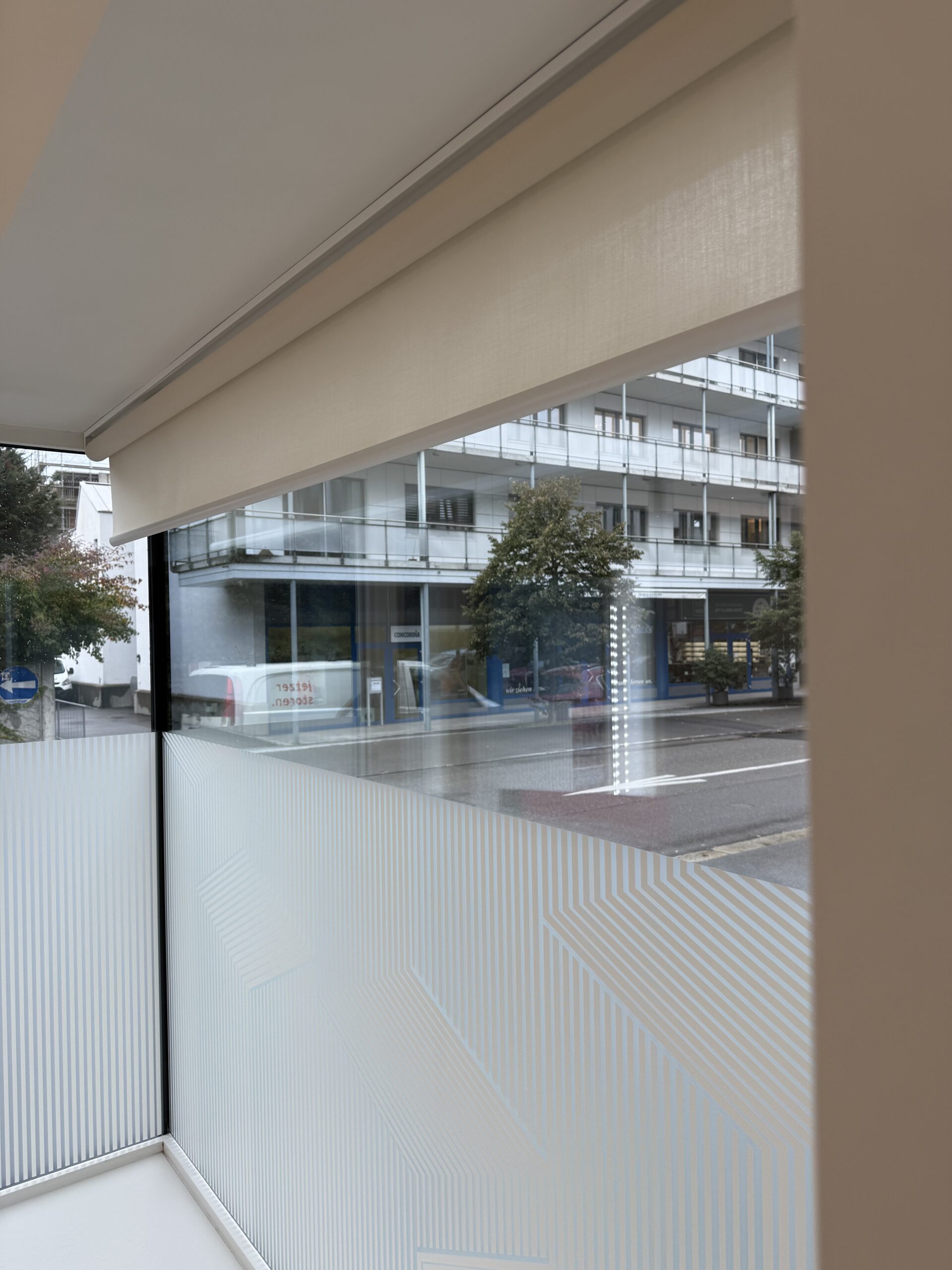 Sichtschutzprojekt mit aufgebrachter Folie und zusätzlichem Plissee an den Fenstern