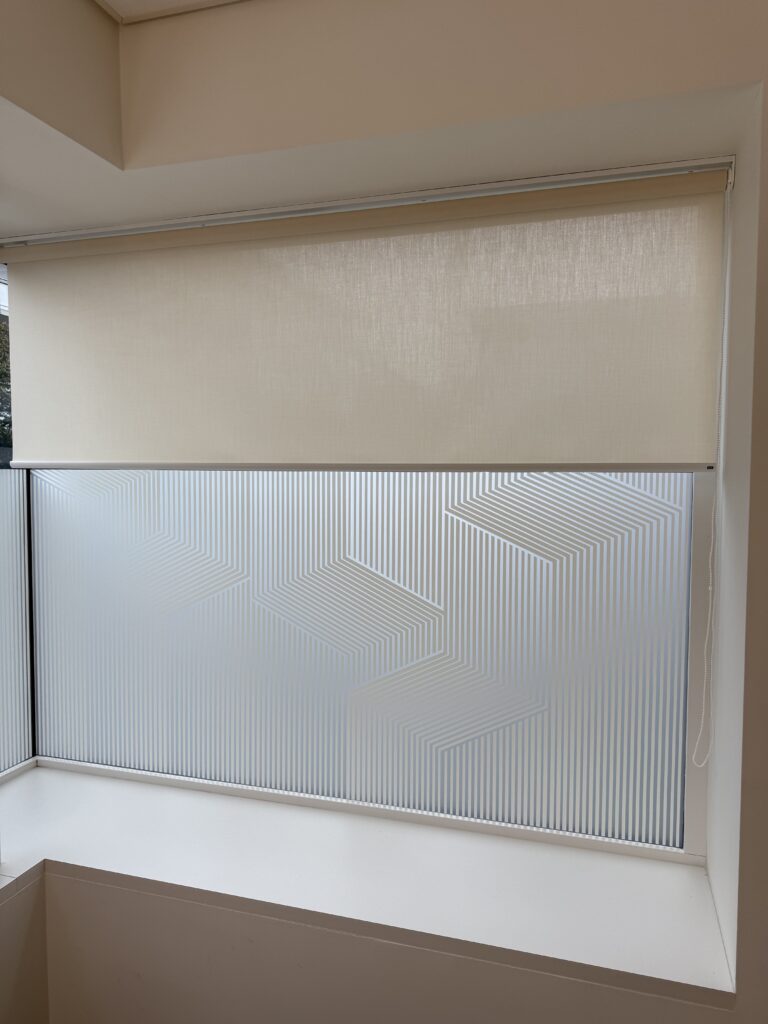 Sichtschutzlösung aus Folie und Plissee, montiert bei einem Kunden