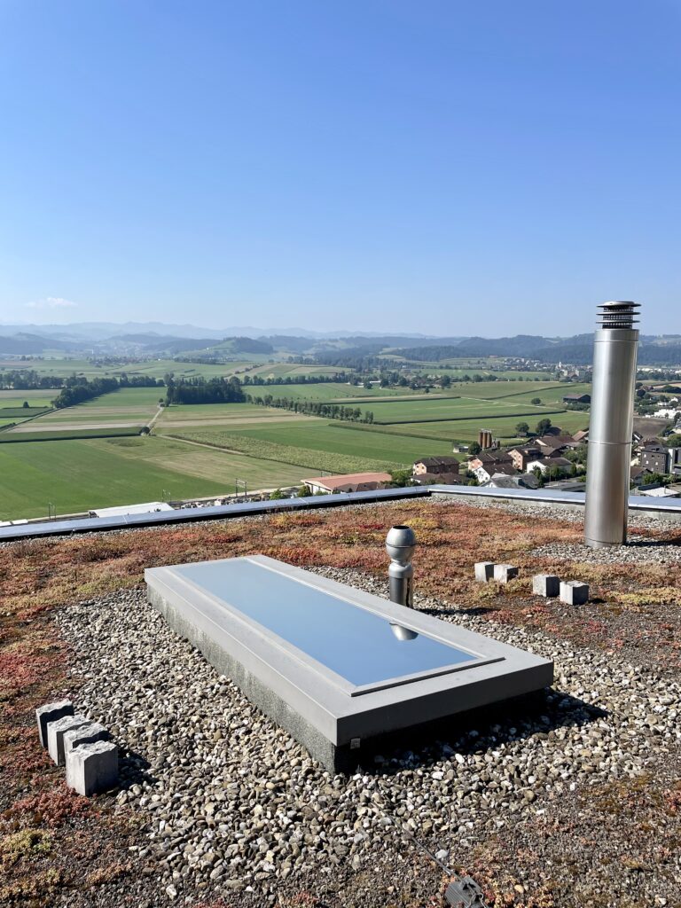 Montierte Hitzeschutzfolie an Fenstern für besseren Sonnenschutz