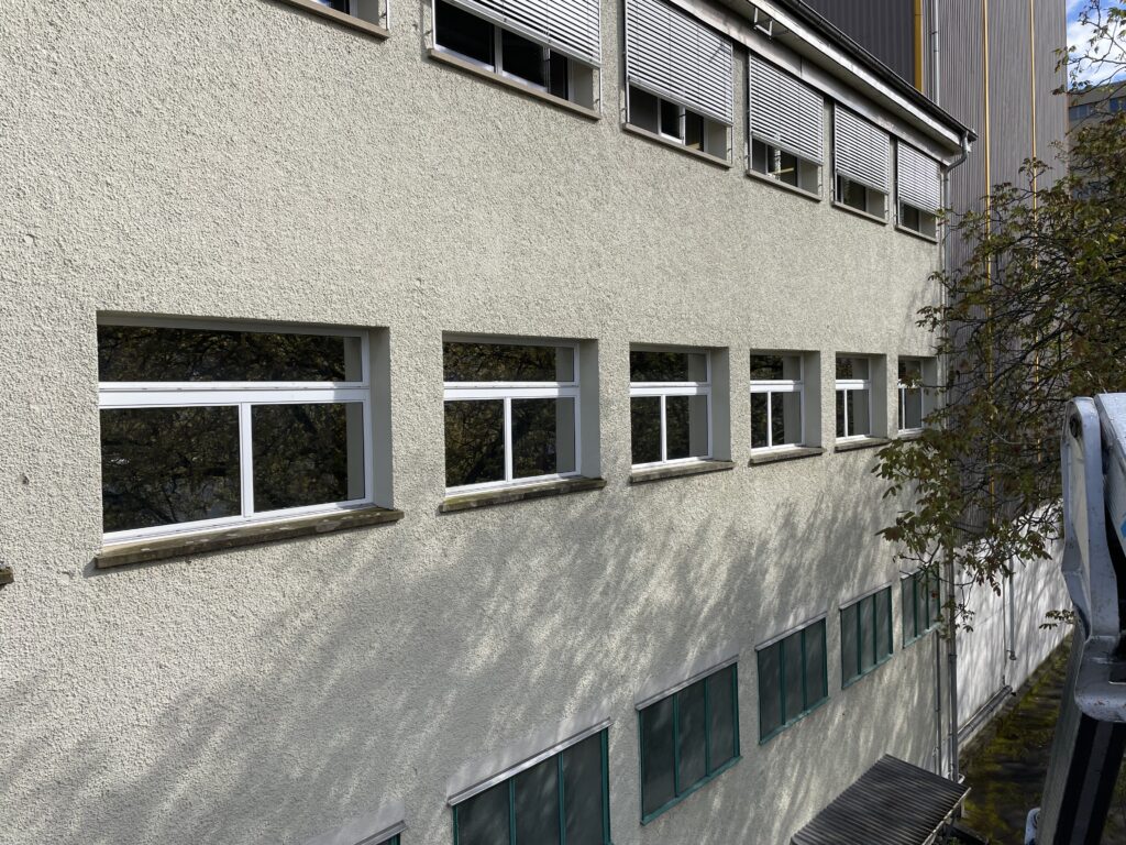 Fassade eines Gebäudes mit zahlreichen Fenstern für Folienlösungen