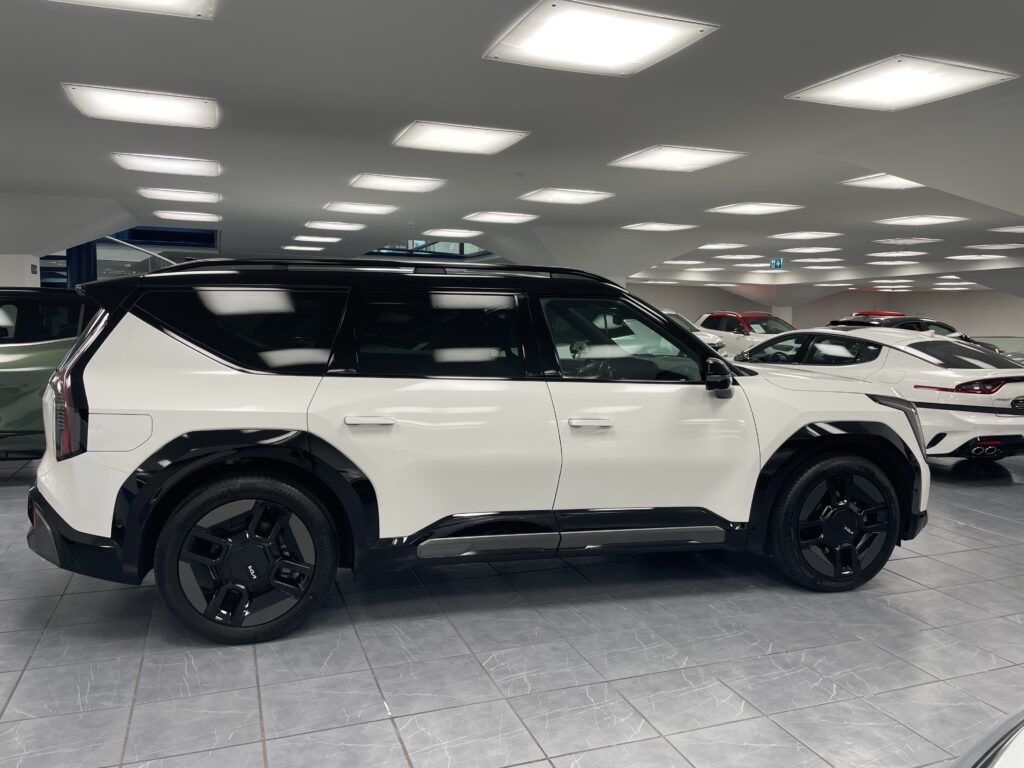 Zweifarbig Folierung Weiss-schwarz foliertes Auto als Referenzprojekt in einem Autohaus