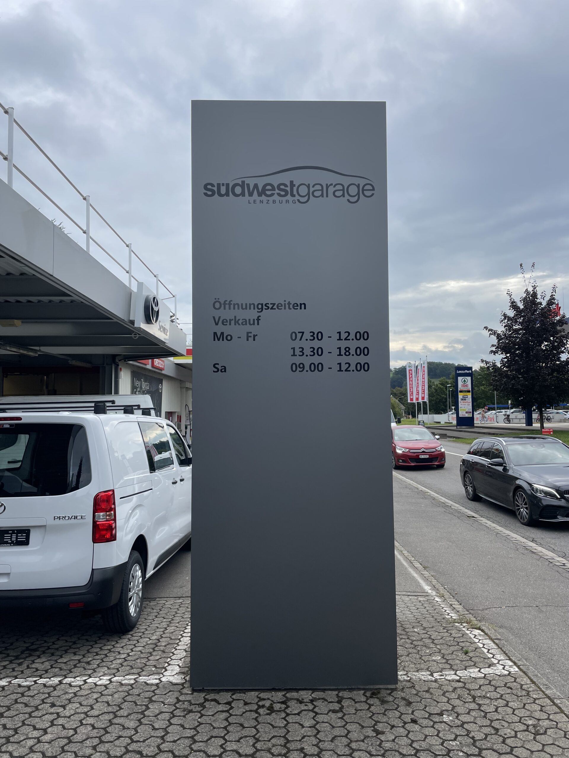 Kundenprojekt: Beschriftung der Öffnungszeiten an der Tür der Südwestgarage