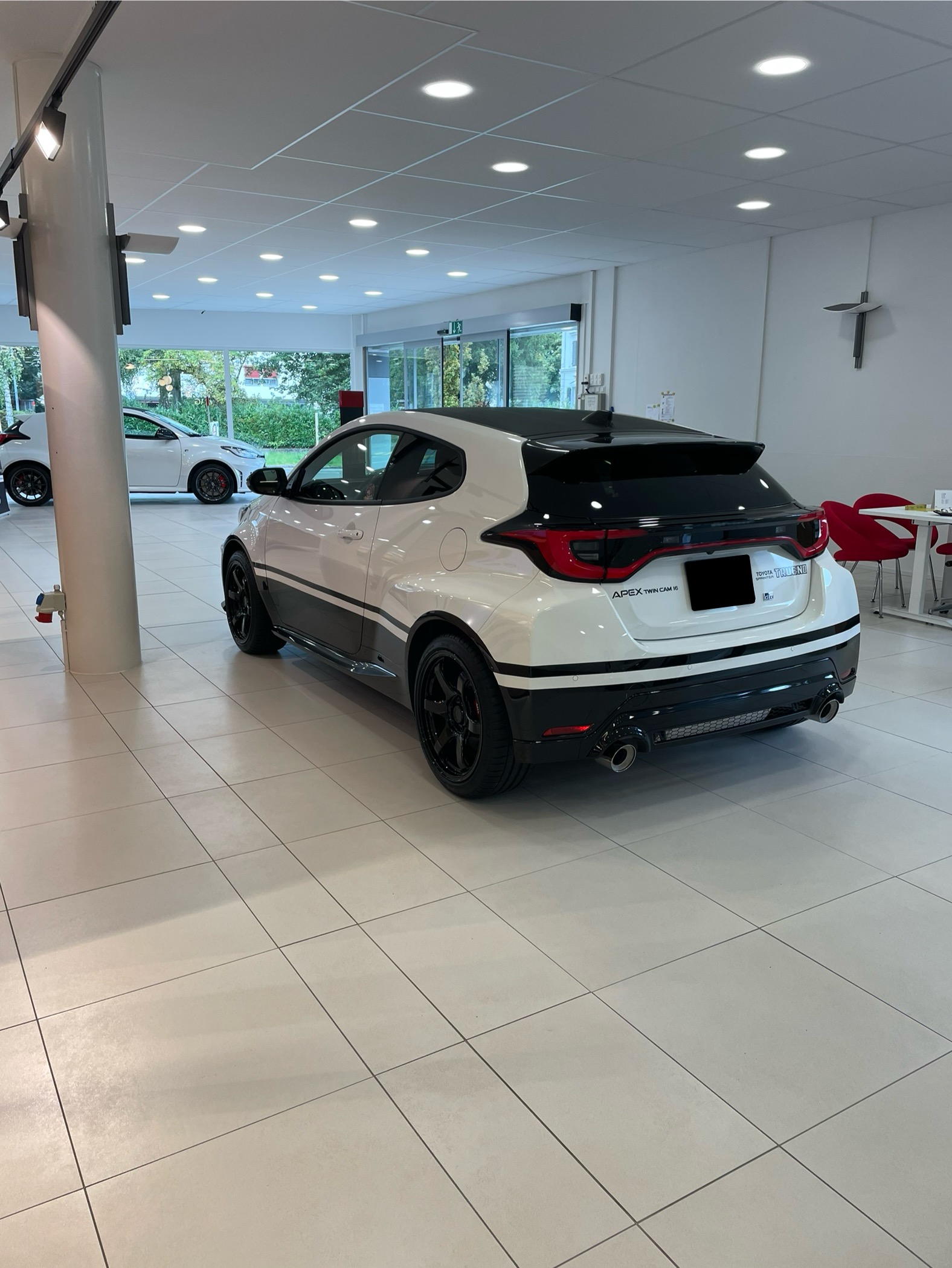 Zweifarbig weiss-schwarz foliertes Fahrzeug in einem Autohaus