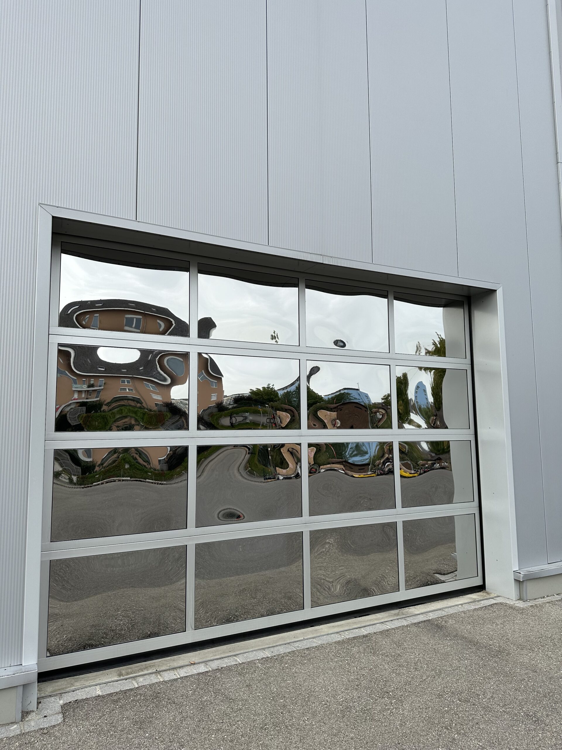 Hitzeschutzfolie auf Garagentor für weniger Hitze in der Garage