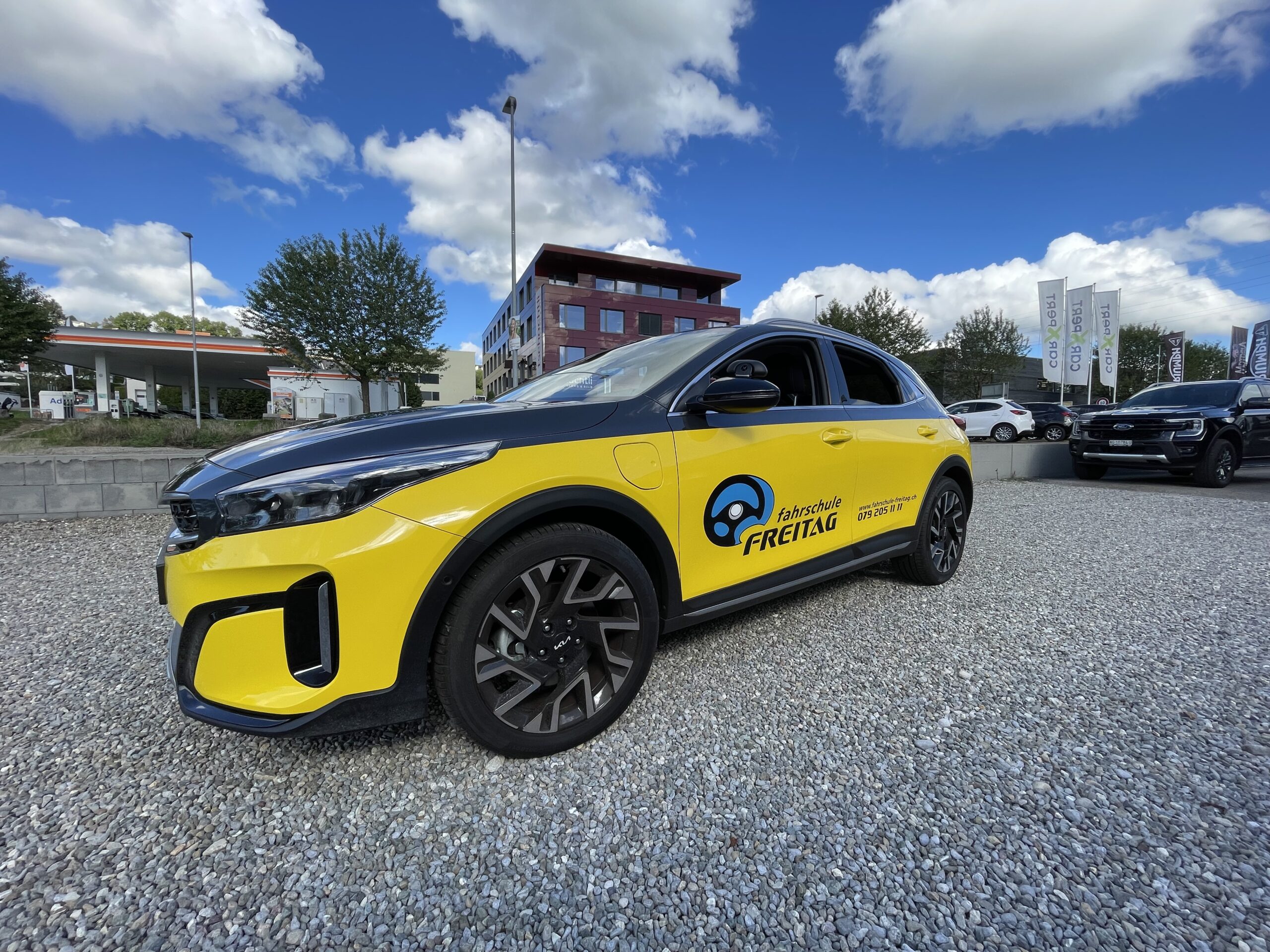 Auto beschriftet Ein Auto von einer Fahrschule ist beschriftet auf der Seite mit dem Firmennamen