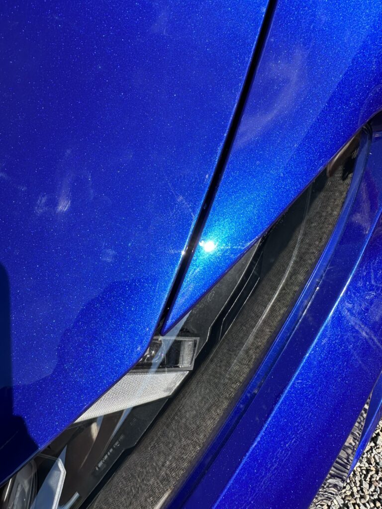 Lackschutz bei einem blauen Auto