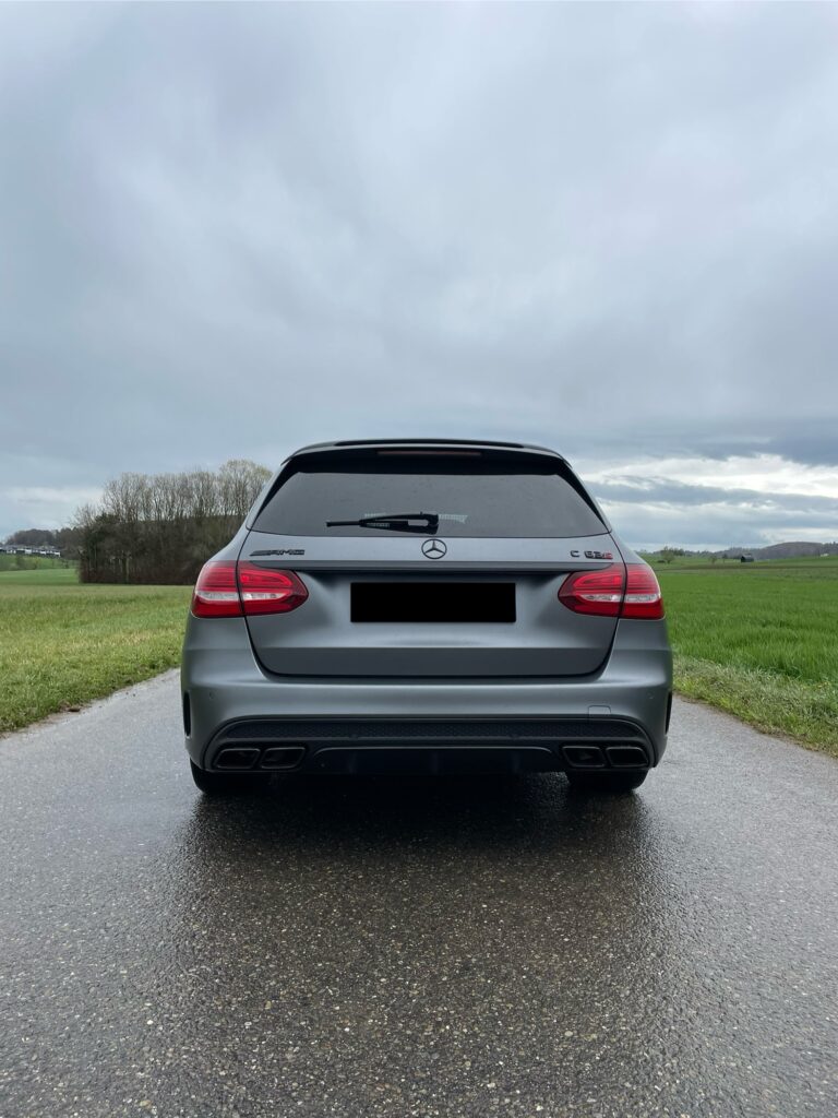 Auto mit getönten Scheiben von hinten auf einer Landstrasse als Kundenprojekt