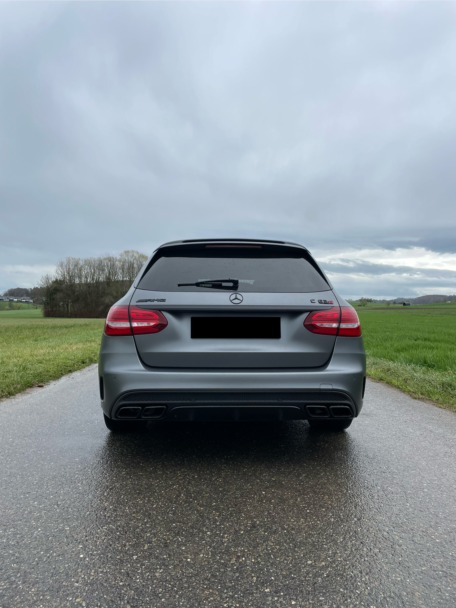 Auto mit getönten Scheiben von hinten auf einer Landstrasse als Kundenprojekt